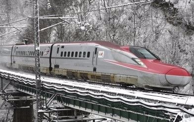 在来線の鉄橋の上を走る秋田新幹線こまち